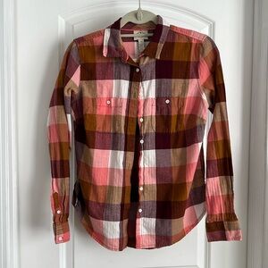 Women’s/Junior flannel button down shirt. Size S.
